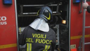 Incidente sul lavoro a Lucca, uomo precipita e muore sotto gli occhi del figlio