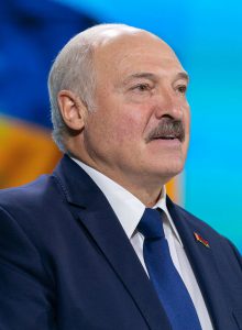 Polonia, lacrimogeni contro i migranti al confine con la Bielorussia. Parigi a Lukashenko: "Una messa in scena inumana"