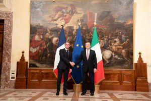 Patto Italia-Francia, Draghi: "Renderemo l'Ue più forte e capace di difendersi". Macron: "Politica comune sui migranti"