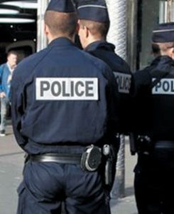 Parigi, minaccia due poliziotti con un coltello: ucciso un uomo alla gare du Nord. Escluso movente terroristico