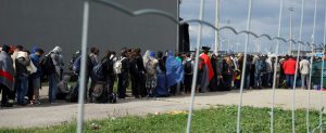 Migliaia di migranti bielorussi ammassati al confine con la Polonia. L’Ue: nuove sanzioni. Minsk: Varsavia alza la tensione