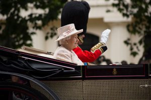 Regno Unito, nuovi guai per la regina Elisabetta: aperta un'inchiesta sulla Fondazione del principe Carlo