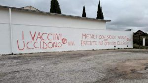 Scritte no vax nelle città: imbrattato il muro del cimitero di San Giovanni Rotondo, la città di Padre Pio