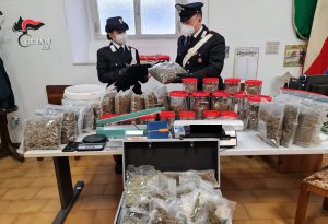 Marijuana divisa per fragranze in un mobile di casa, coppia arrestata a Bari