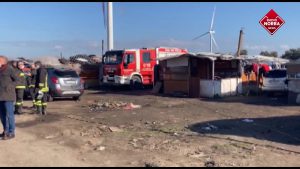 Nuovo incendio nel campo nomadi di Stornara, dove morirono due fratellini: distrutte tre baracche, nessun ferito