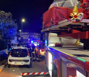 Incendio in una palazzina a Cavallino, tre persone trovano riparo sul tetto e vengono salvate dai vigili del fuoco