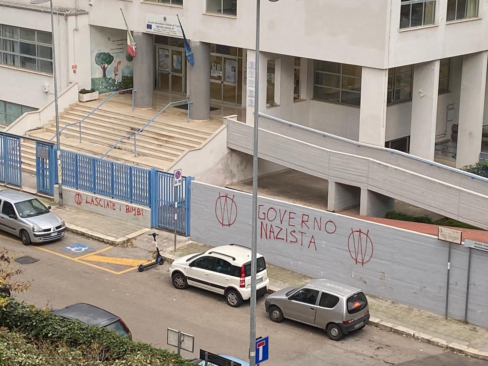 Bari, scritte no vax sui muri della scuola media Michelangelo ieri è