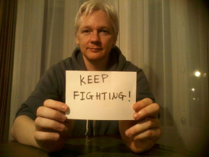 L'ex 'primula rossa' di Wikileaks sarà estradato in Usa. La sentenza dei giudici britannici consegna Assange a Washington