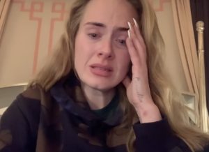 Adele in lacrime annuncia la cancellazione del suo show a Las Vegas