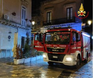 Incendio in un’abitazione a Lecce: famiglia in salvo, leggermente intossicati padre e figlio