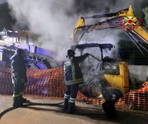 Incendi nel Leccese: a Veglie distrutto un escavatore in un cantiere, a Spongano in fiamme un’automobile