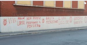 Scritte no vax sui muri dell'Anchecinema di Bari. Il direttore: "L'amarezza è aver dato spazio a tutti anche sul tema dei vaccini"
