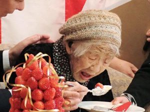 E' giapponese la donna più longeva del mondo. Kane Tanaka compie 119 anni grazie a lunghe dormite e alla sua famiglia
