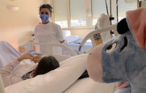 Bari, il padre detenuto dona un rene alla figlia 12enne affetta da un'insufficienza terminale. La commozione della mamma