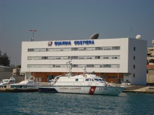 Uomo cade da peschereccio al largo di Bari, corpo recuperato in mare