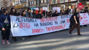 Proteste degli studenti in piazza contro l'alternanza scuola-lavoro: a Torino 7 feriti tra le forze dell'ordine