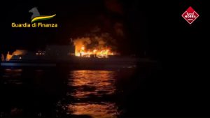 Incendio nave: spente le fiamme, si cercano i 10 dispersi. Equipaggio fermo ancora a Corfù per collaborare alle indagini