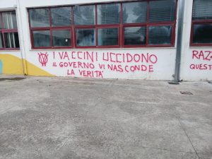 Lecce, scritte no vax sui muri di una scuola. Intervenuta la Digos