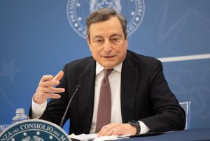 Draghi in visita a Genova: "Siete il modello della ripartenza". Caro-bollette: "Arriva intervento di ampia portata"