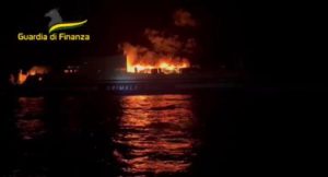 Incendio nave diretta a Brindisi, nessun italiano tra i dispersi. I testimoni: "Le fiamme erano altissime"