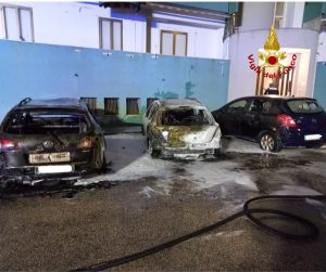 Incendio distrugge tre auto a Lecce, si ipotizza l’origine dolosa
