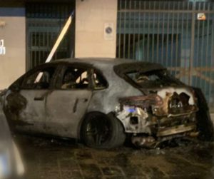 Incendiata una Porsche a Taranto. Terzo atto doloso in pochi giorni. Si ipotizzano collegamenti con il tentato furto di Leo Varallo, l'uomo che sparò contro i poliziotti
