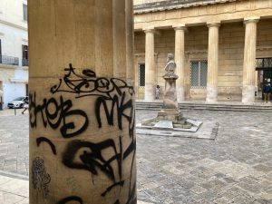 Imbrattavano edifici e monumenti a Lecce, denunciati quattro minorenni