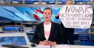 Mosca, la giornalista della tv russa in diretta con il cartello contro la guerra. L'arresto poi il video: "Siamo zombificati". Cremlino: "E' teppismo"
