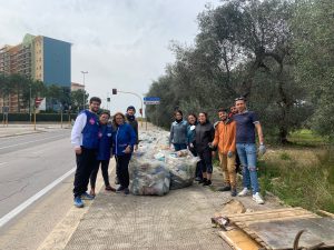 Raccolta rifiuti, nel rione barese Loseto i volontari di Retake riempiono 50 bustoni di immondizia abbandonata per strada