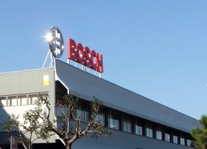 Dietrofront Bosch a Bari, riconversione della fabbrica. Annullati i 700 esuberi. Soddisfazione del governatore Michele Emiliano
