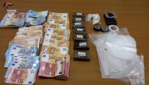 Hashish, cocaina e 18mila euro in contanti in casa: arrestato per spaccio 34enne di Altamura
