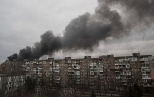 Guerra Ucraina, Mariupol è stremata ma resiste. Kiev, paura per uso armi chimiche. Mosca: quasi ottocentomila profughi arrivati in Russia dal Donbass