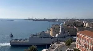 Pietre contro nave Carabiniere a Taranto, la manifestazione dei pacifisti contro la guerra è violenta. Pioggia di commenti a favore dei militari in rete