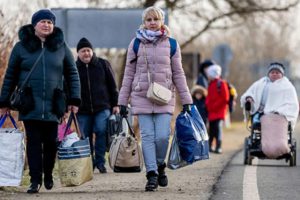 Ucraina: primi rifugiati all’aeroporto di Bari, in arrivo anche decine di profughi nel Foggiano