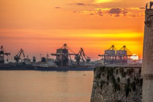 Fermata nave mercantile a Taranto, emerse gravi irregolarità