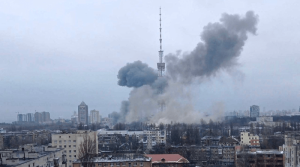 Guerra in Ucraina, domani secondo incontro per i negoziati. Attacco a Kharkiv, decine di morti. Colpita la torre della TV a Kiev, stop alle trasmissioni