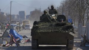 Guerra Ucraina: a Mariupol oltre 10mila civili morti, i separatisti filorussi: "Preso il porto". Il cancelliere austriaco da Putin: “Colloquio duro”