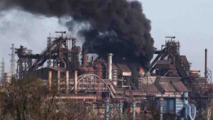 Mariupol, si combatte ancora nell’area dell’acciaieria Azovstal. Kiev prova ad evacuare i civili