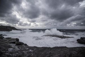 Puglia, Pasquetta tra vento e mareggiate. Allerta meteo dalla mezzanotte di lunedì 18 aprile