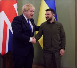 Guerra Ucraina, Johnson incontra Zelensky. Dall’UE arrivano aiuti per 9,1 miliardi. Si aggravano i bilanci delle stragi di Bucha e Makariv