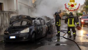 Incendiate due auto in Salento, immortalati dalle telecamere i presunti responsabili