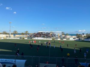 Tifosi e calciatori barlettani aggrediti fuori dallo stadio di Manfredonia: 4 feriti. La condanna delle società e del sindaco