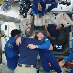 Via alla Missione Minerva: la Crew-4 con AstroSamantha sulla Stazione spaziale internazionale. Resterà in orbita sei mesi, sperimenterà l'olio coratino nello spazio