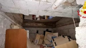 Crolla solaio di un appartamento a Torre Santa Susanna, illesa una famiglia con bambini