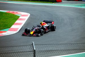 F1, Verstappen vince a Imola; sesto il ferrarista Leclerc