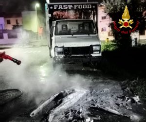 Incendio fast food nel Leccese: distrutte sedie e tavolini. Nessuna vittima, non si esclude l’origine dolosa