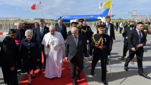 La visita di Papa Francesco a Malta: "E sul tavolo la possibilità di andare a Kiev". E lancia un monito all'Ue invocando "corresponsabilità"