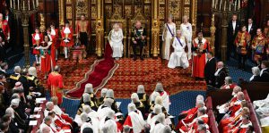 Il principe Carlo sostituisce la Regina in parlamento. Con lui debutta William