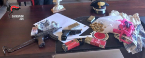 Nascondeva mitragliatrice e munizioni in un locale nel Barese, arrestato un minorenne