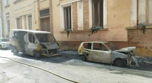 Furgone in fiamme a Lecce, paura tra i passanti
